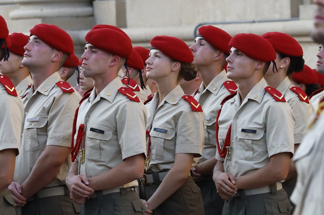 La Princesa de Asturias participa, junto al resto de cadetes de la Academia General Militar de Zaragoza, en la tradicional ofrenda a la Virgen del Pilar el día anterior a la jura de bandera.