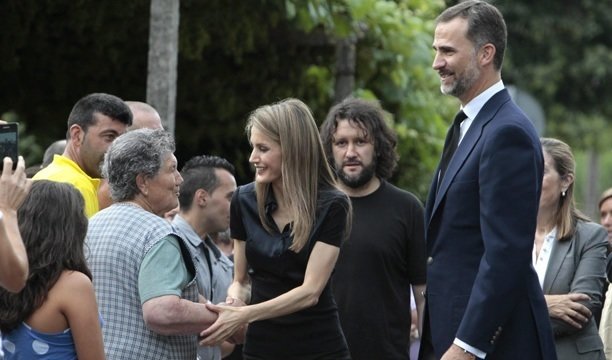 Los príncipes de Asturias saludando a los vecinos de Angrois, lugar donde ocurrió el accidente de tren 