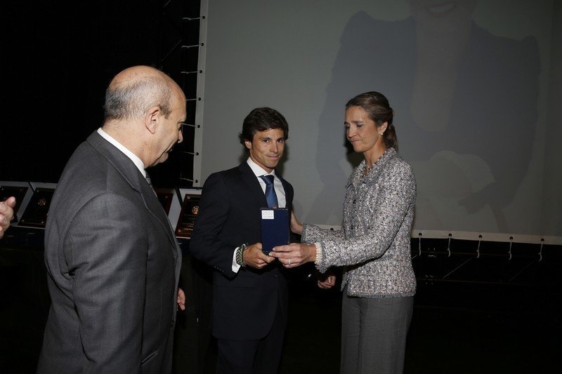 La infanta Elena entregando el premio a título póstumo a Rodrigo García, viudo de María de Villota.