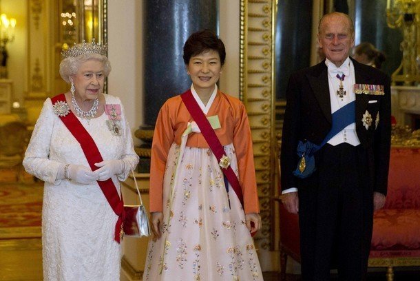 La reina Isabel II, el duque de Edimburgo y la presidenta de Corea del Sur, Park Geun-hye.