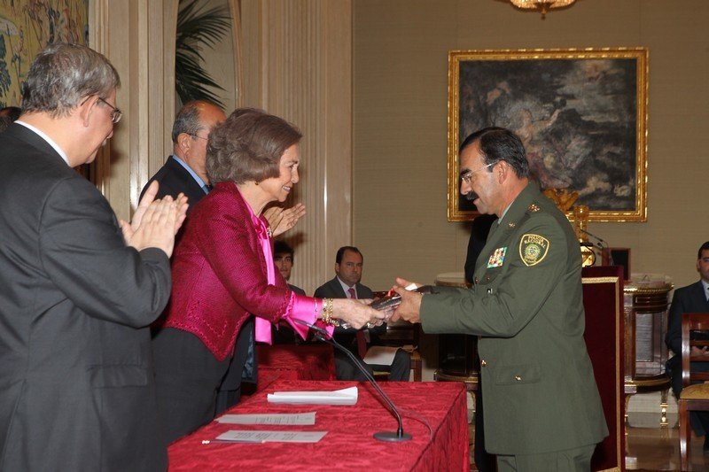 La reina entrega el galardón a Rodolfo Palomino, director de la Policía Nacional Mayor General.