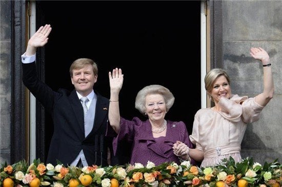 Los soberanos de Holanda, Guillermo y Máxima, acompañados por la reina Beatriz.