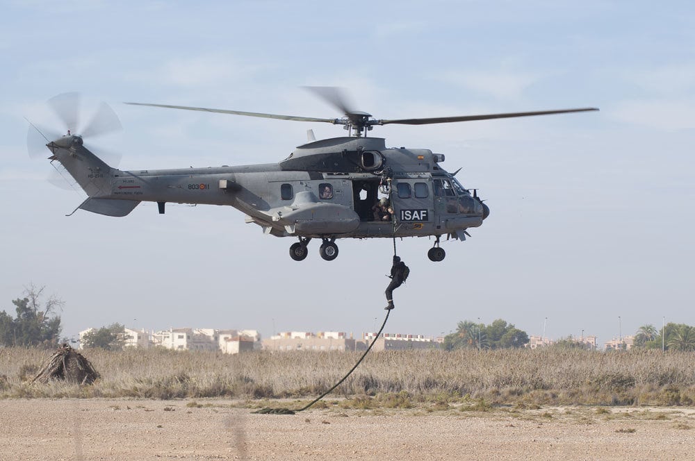 Técnica de fast rope desde un helicóptero.