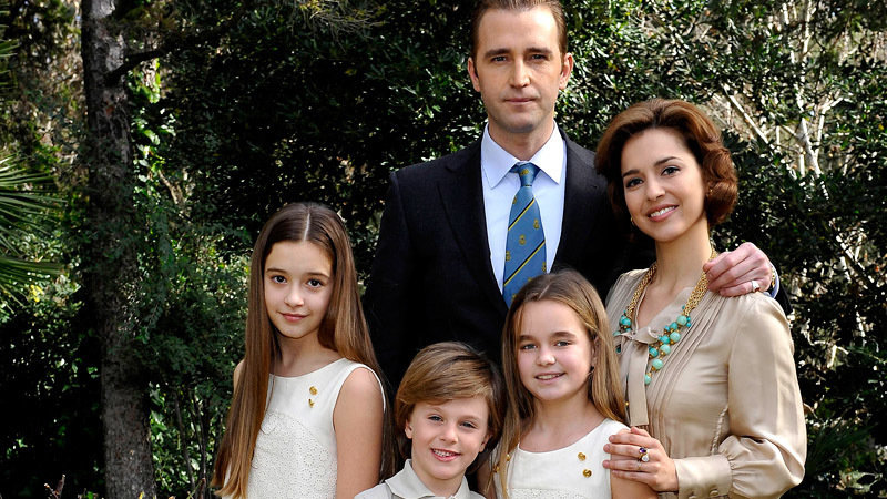 La Familia Real, con don Juan Carlos a la cabeza, tal y como la han caracterizado en la serie sobre la vida del rey.
