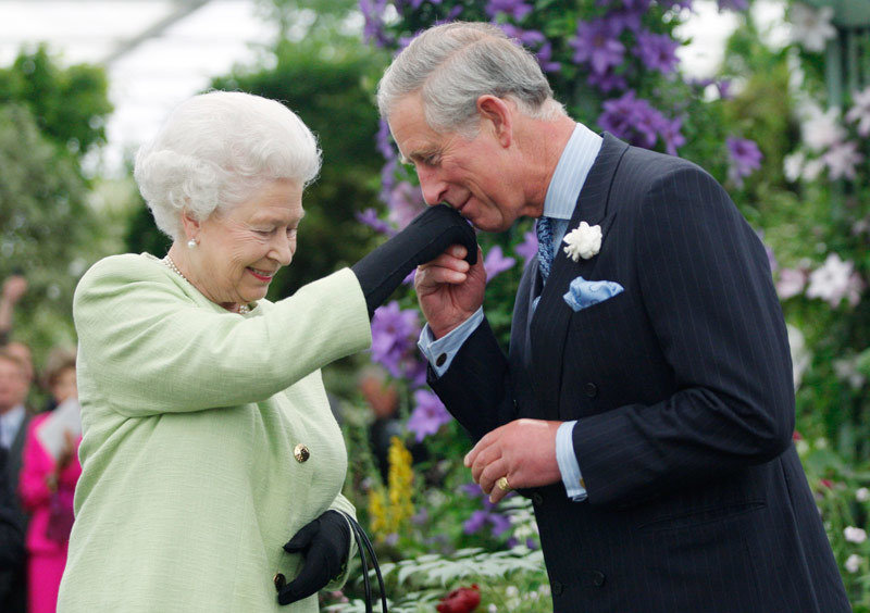 El príncipe Carlos de Inglaterra y la reina Isabel en una imagen de archivo.