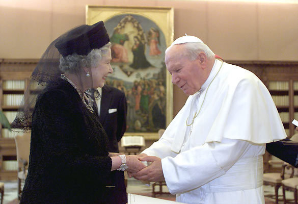 La reina Isabel y el Papa Juan Pablo II durante su último encuentro en 2000.