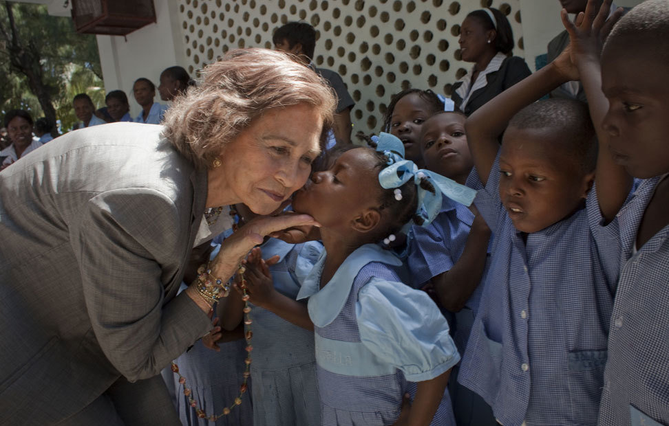 Doña Sofía durante una visita de cooperación a Haití. 