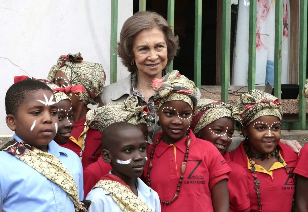 La reina en su último viaje de cooperación a Mozambique.