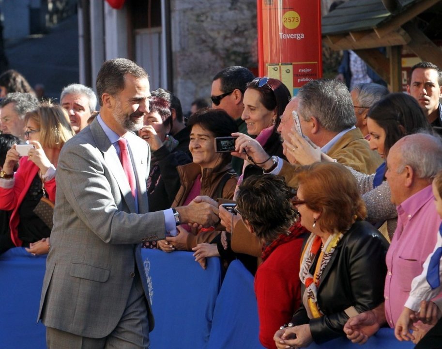 Don Felipe saluda a un grupo de ciudadanos.