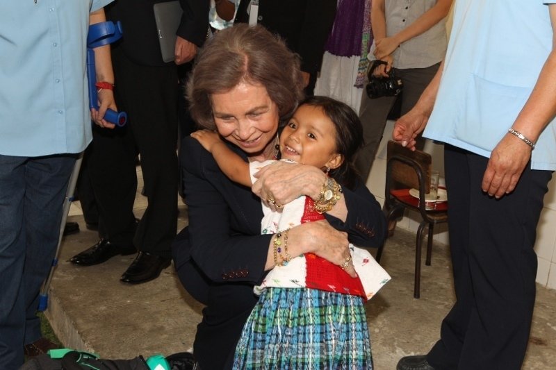 <p>Doña Sofía recibe un cariñoso abrazo de una niña alumna del Proyecto Social de la ONGD Futuro Vivo.<br _mce_bogus="1"></p>
