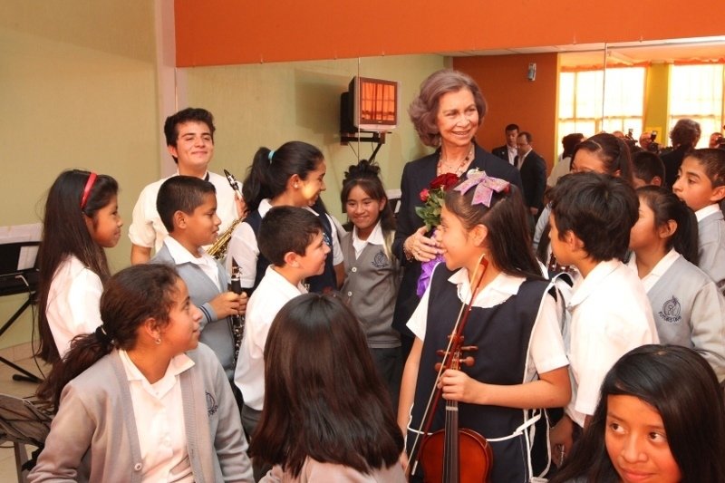 Doña Sofía con los alumnos en el aula de música del Proyecto Social de la ONGD Futuro Vivo.