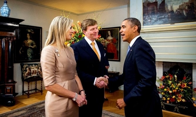 Los reyes de Holanda durante su saludo con Obama.