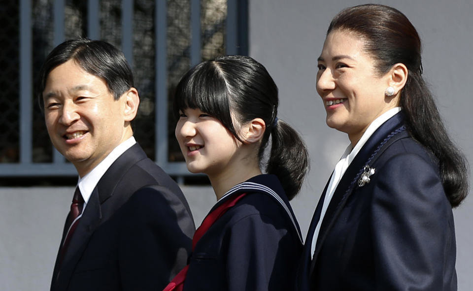La princesa Aiko de Japón junto a sus padres, los príncipes Naruhito y Masako.