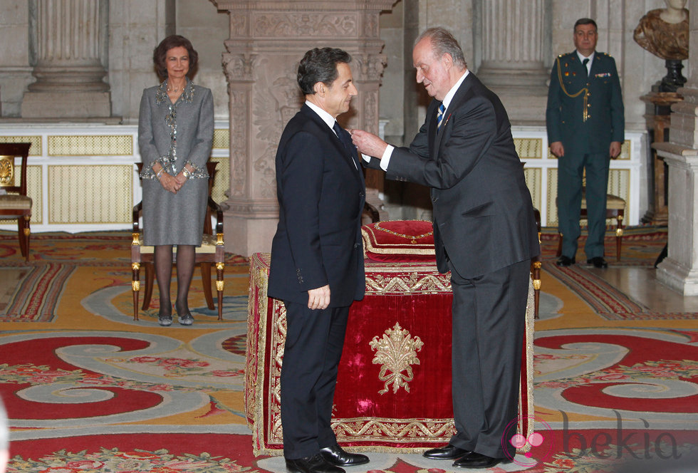 El rey y Nicolas Sarkozy en el acto de imposición del Toisón de Oro.