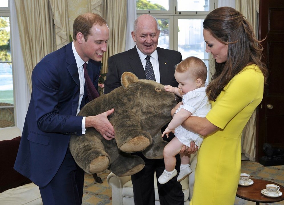 El príncipe Jorge es obsequiado con un koala de peluche en su visita a Australia.
