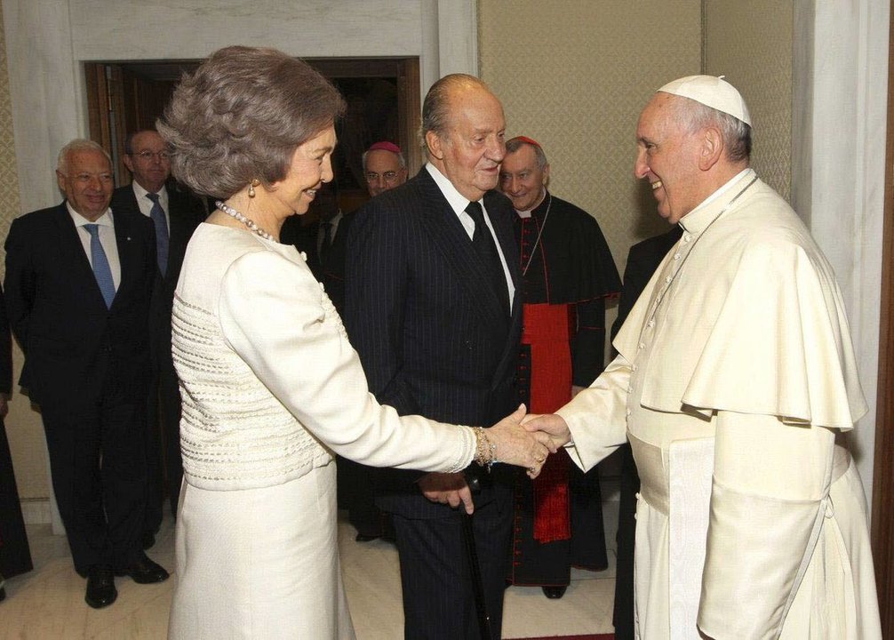 Los reyes saludando al Papa Francisco.