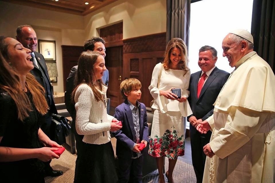 Los reyes de Jordania y sus hijos durante el encuentro con el Papa.
