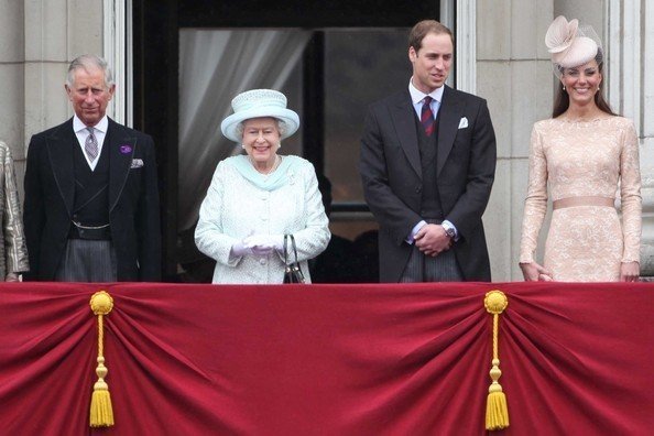 La reina Isabel, el príncipe Carlos y los duques de Cambridge.