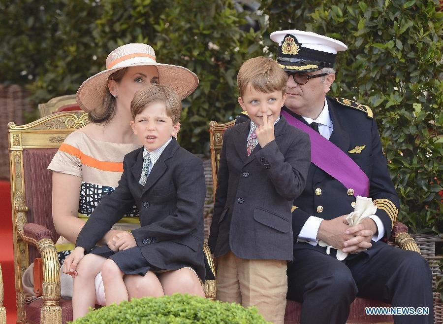 Los príncipes Lorenzo y Claire junto a sus hijos Nicolás y Emérito.
