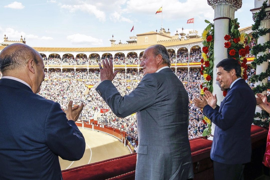 El rey Juan Carlos recibe una ovación en la plaza de toros de Las Ventas.