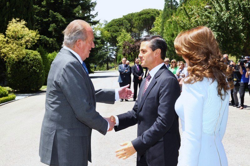 Don Juan Carlos saluda a Enrique Peña Nieto en presencia de la mujer del presidente mexicano, Angélica Rivera.
