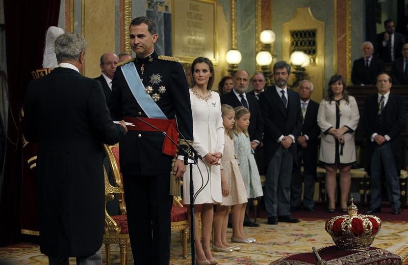 El rey jura fidelidad a la Constitución Española y desempeñar fielmente su cargo