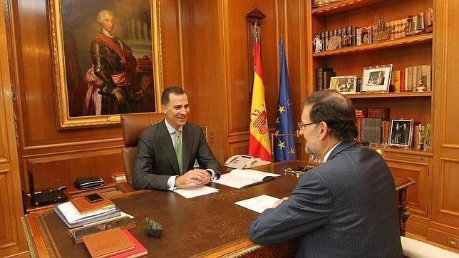 El rey recibe en su despacho a Mariano Rajoy.