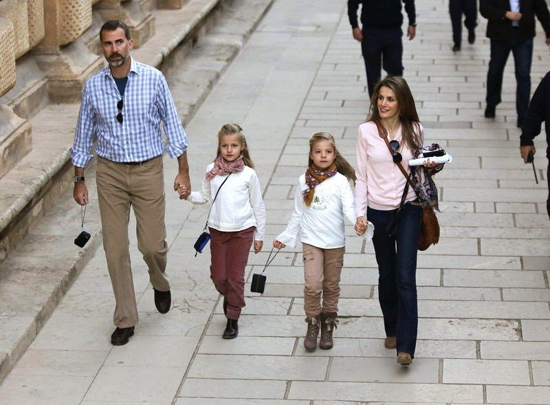 Los reyes y sus hijas, en una visita privada a Granada.