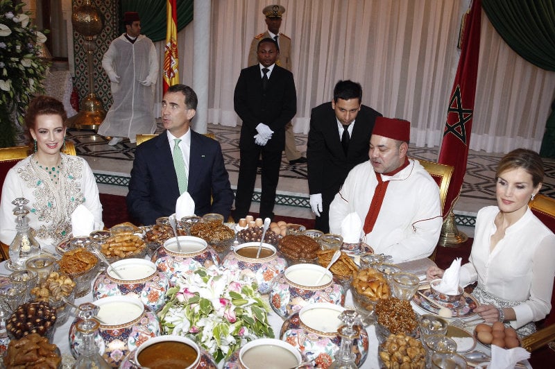 Los reyes junto a Mohamed VI y la princesa Lalla Salma, en la cena oficial. 