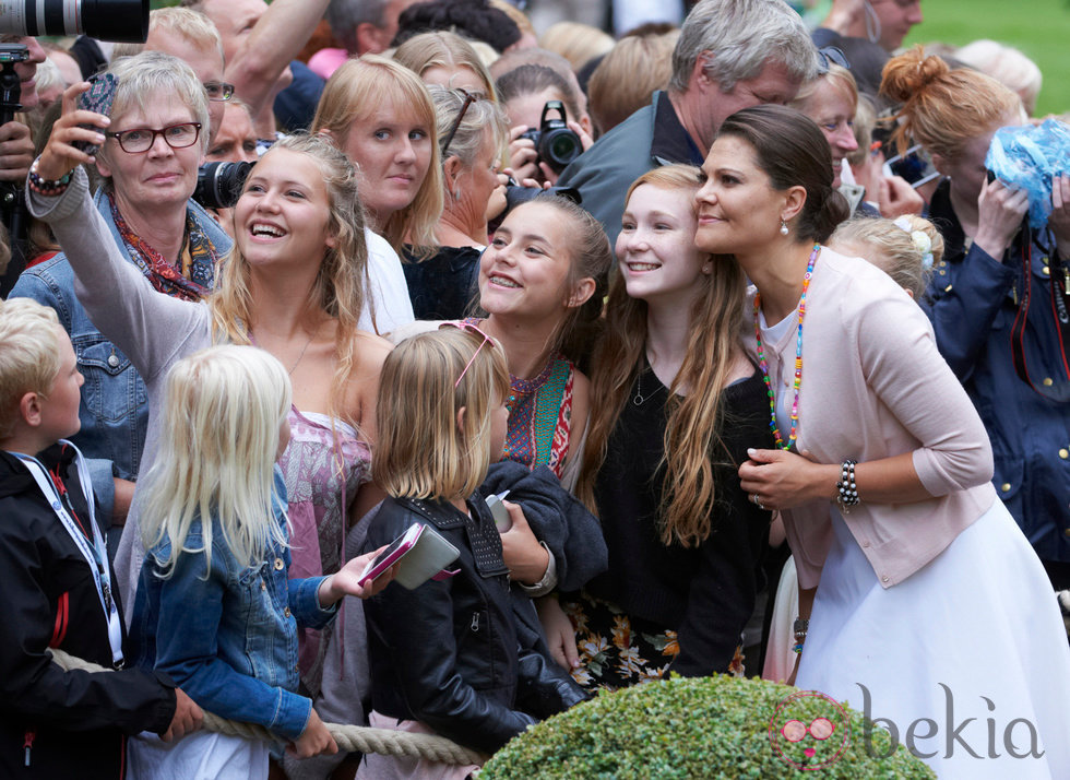 La princesa Victoria de Suecia posa para un 'selfie'.
