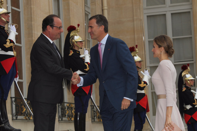 Los reyes, durante su saludo al presidente François Hollande.