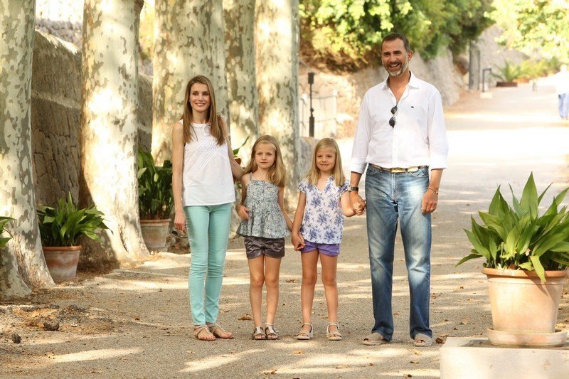 Los reyes y sus hijas, en Mallorca.