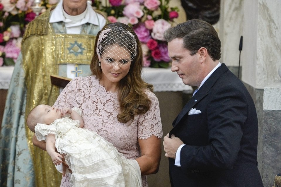 La princesa Leonor de Suecia junto a sus padres Magdalena y Chris O'Neill.