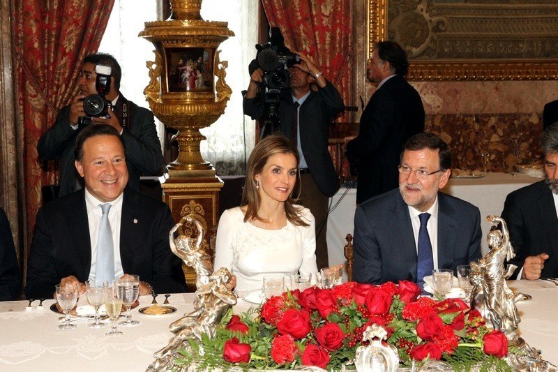 La reina junto al presidente de Panamá, Juan Carlos Varela, y Mariano Rajoy, en el Palacio Real. 