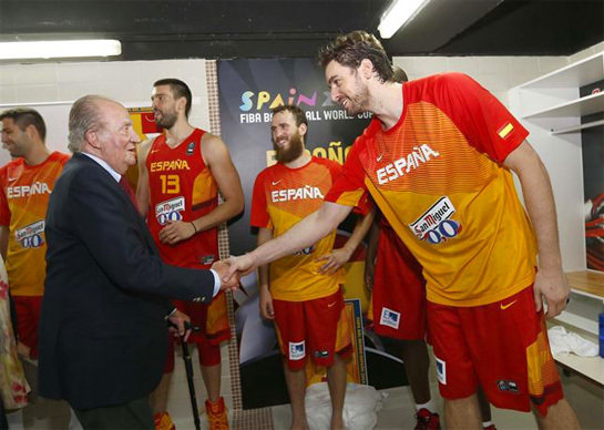 El rey Juan Carlos estrecha la mano a Pau Gasol.