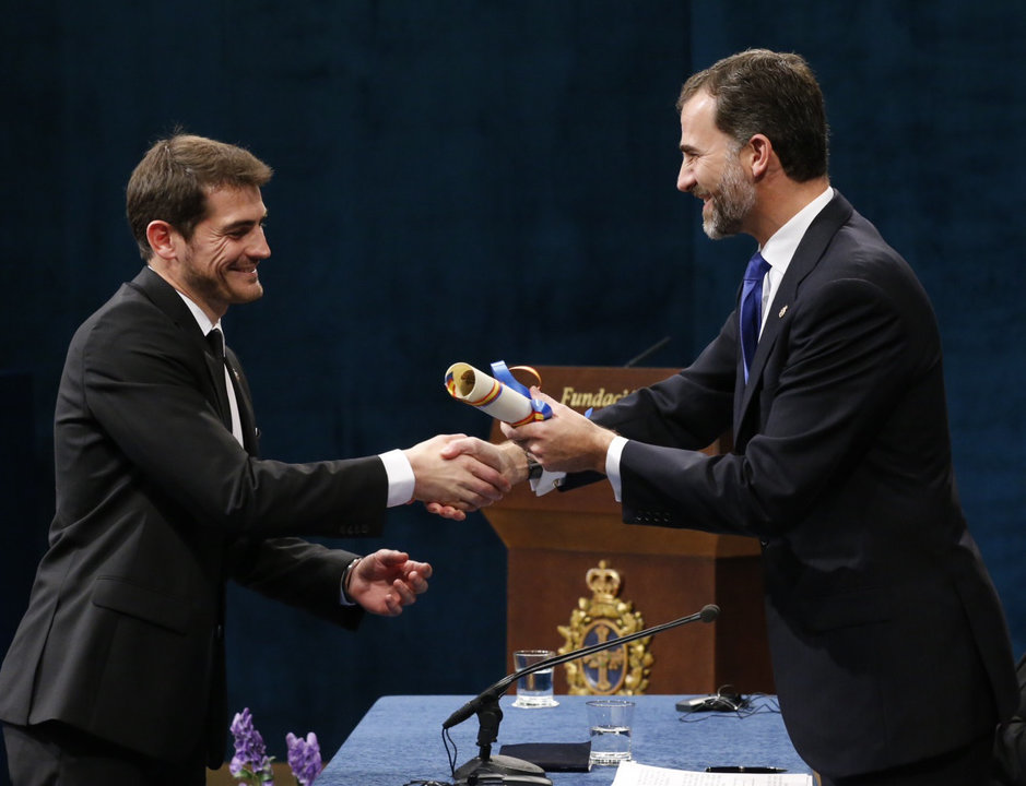 Don Felipe entrega el premio Príncipe de Asturias de los Deportes a Iker Casillas.