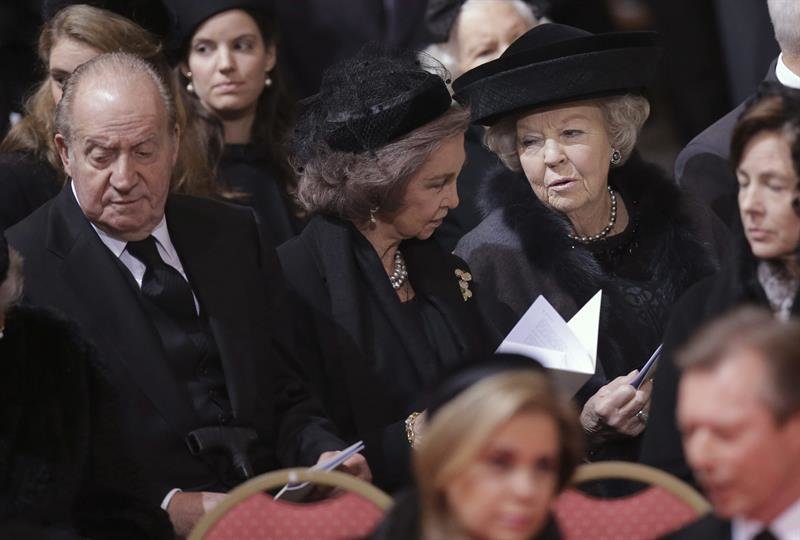 Los reyes y la princesa Beatriz de Holanda, en el funeral de Fabiola de Bélgica.