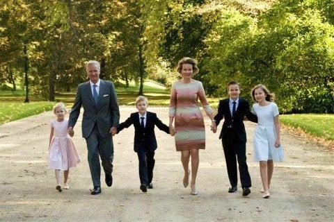 Los reyes de Bélgica con sus cuatro hijos.