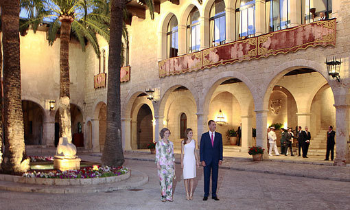 Los reyes y doña Sofía, en el Palacio Real de La Almudaina.
