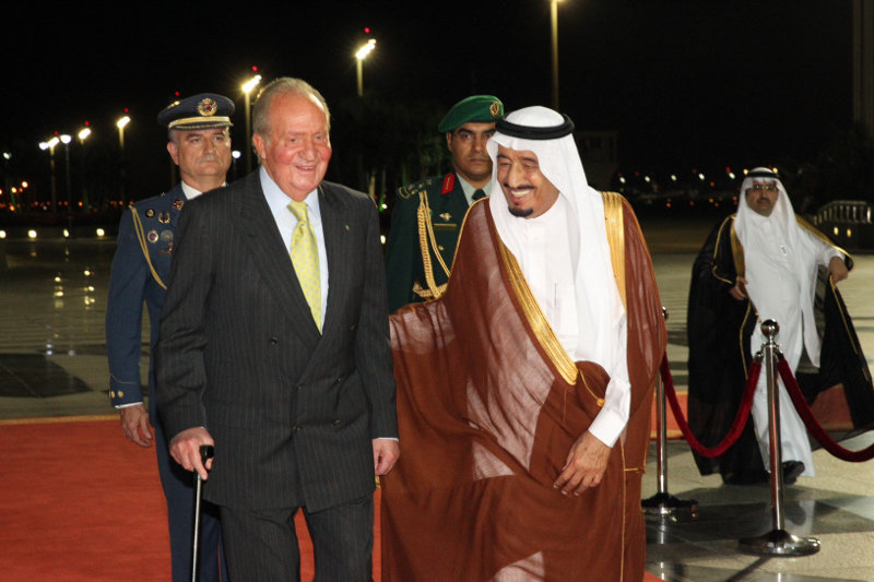Don Juan Carlos junto al rey Salman en Arabia Saudí (2014).