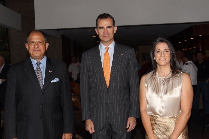 Felipe VI con el presidente de Costa Rica, Luis Guillermo Solís, y su esposa, Mercedes Peñas. 