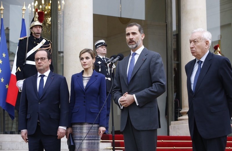 El rey Felipe anuncia la suspensión de la visita de Estado a Francia.