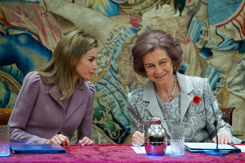 La reina Letizia y doña Sofía.