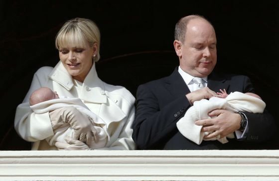 Alberto y Charlène de Mónaco con sus hijos Jaime y Gabriela.