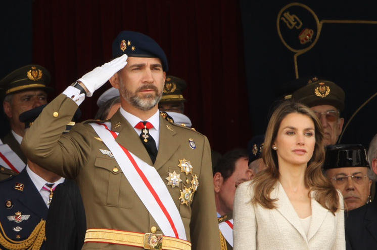 Don Felipe y doña Letizia en la jura de bandera.