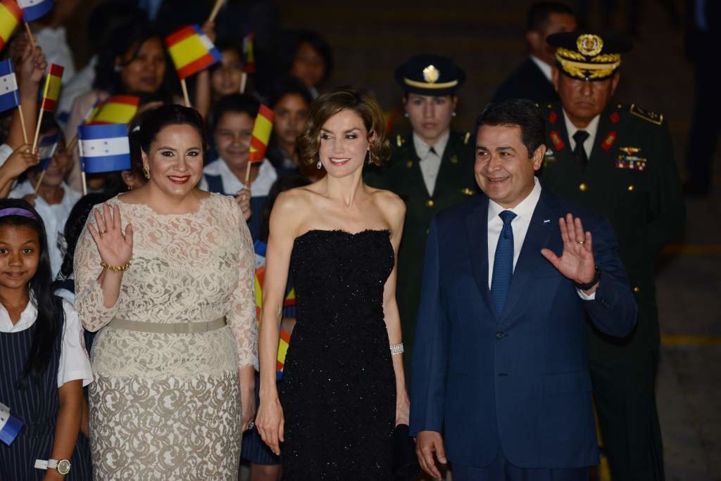 La reina junto al presidente Juan Orlando Hernández y la primera dama, en Honduras.