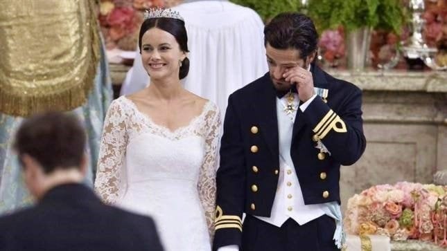 El príncipe Carlos Felipe de Suecia se seca las lágrimas junto a Sofia.