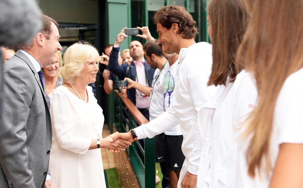Camilla Parker estrecha la mano al tenista Rafael Nadal.