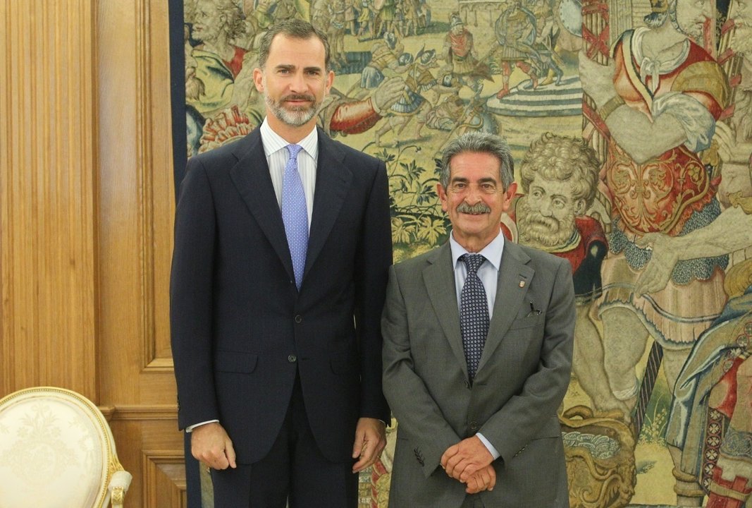 Felipe VI y el presidente de Cantabria, Miguel Ángel Revilla.