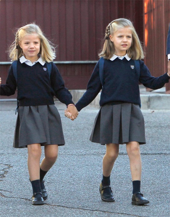 Leonor y Sofía con el uniforme del colegio Santa María de los Rosales.